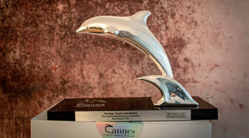Die Trophäe des Silbernen Delphins der Cannes Corporate Media und TV Awards.