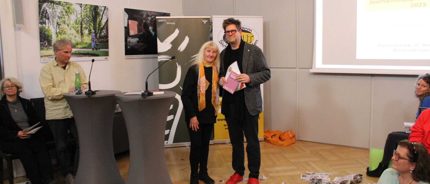 Sandra Rak und Stefan Wolner bei der Preisverleihung vor Publikum.