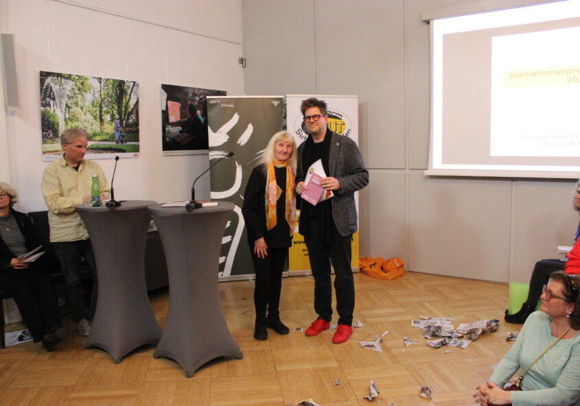 Sandra Rak und Stefan Wolner bei der Preisverleihung vor Publikum.
