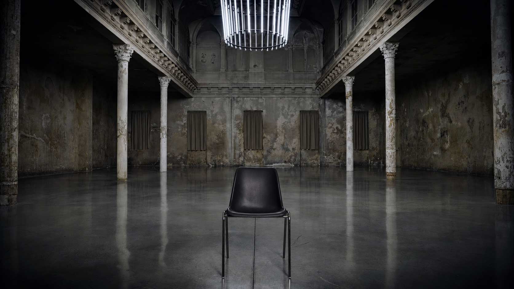 Sessel in der Mitte von einem Saal