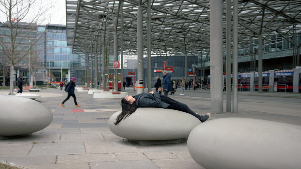 Anne Glassner schläft am Praterstern auf einem runden Steinsitz