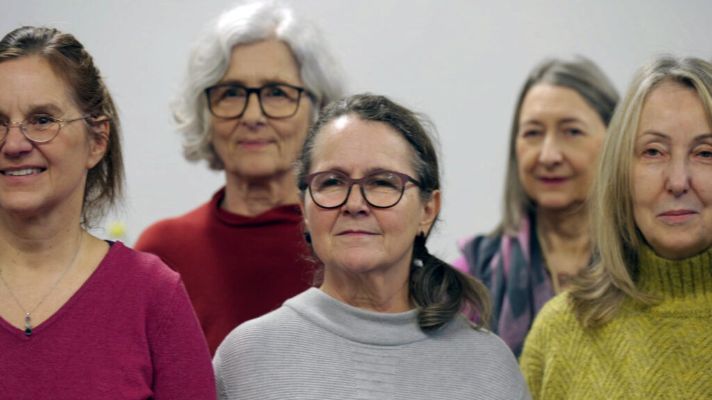 Nicht jung, nicht leise – Still 01 Gruppe älterer Frauen blickt in die Kamera